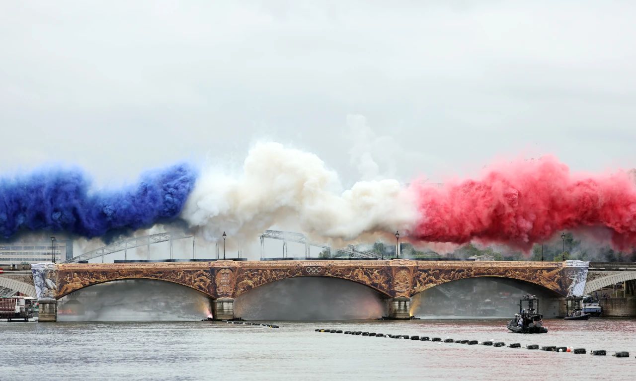 巴黎奥运会正式开幕，“中国红”闪耀塞纳河