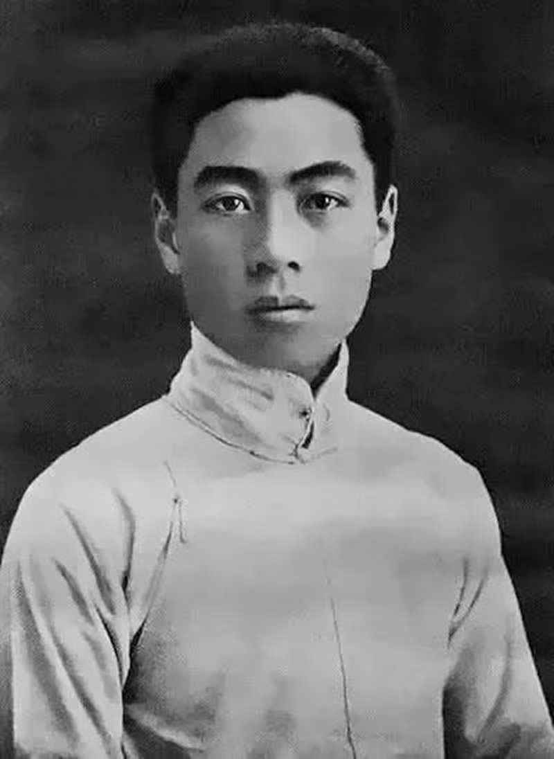 1917年 周恩来南开学校毕业留影.jpg