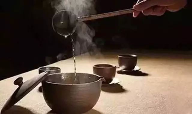 无论时代如何变迁,人们对酒的情感和对友情的珍视从未改变。在寒冷的冬日里,不妨与好友一同举杯,让酒的暖意驱散寒冷,让友情温暖我们的心灵。.jpg 无论时代如何变迁,人们对酒的情感和对友情的珍视从未改变。在寒冷的冬日里,不妨与好友一同举杯,让酒的暖意驱散寒冷,让友情温暖我们的心灵。.jpg